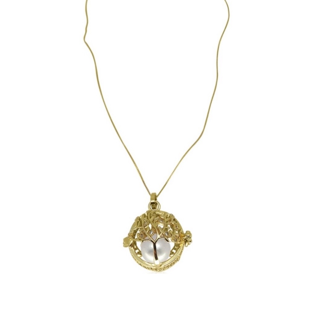 Elegant Gold and Pearl Pendant
